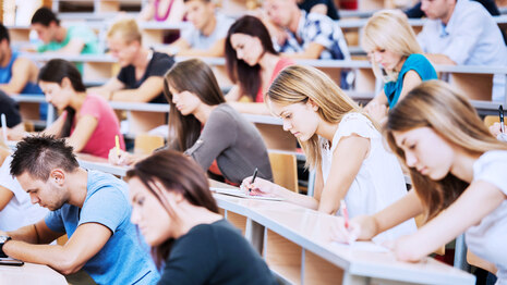 junge Menschen sitzen in einem Hörsaal