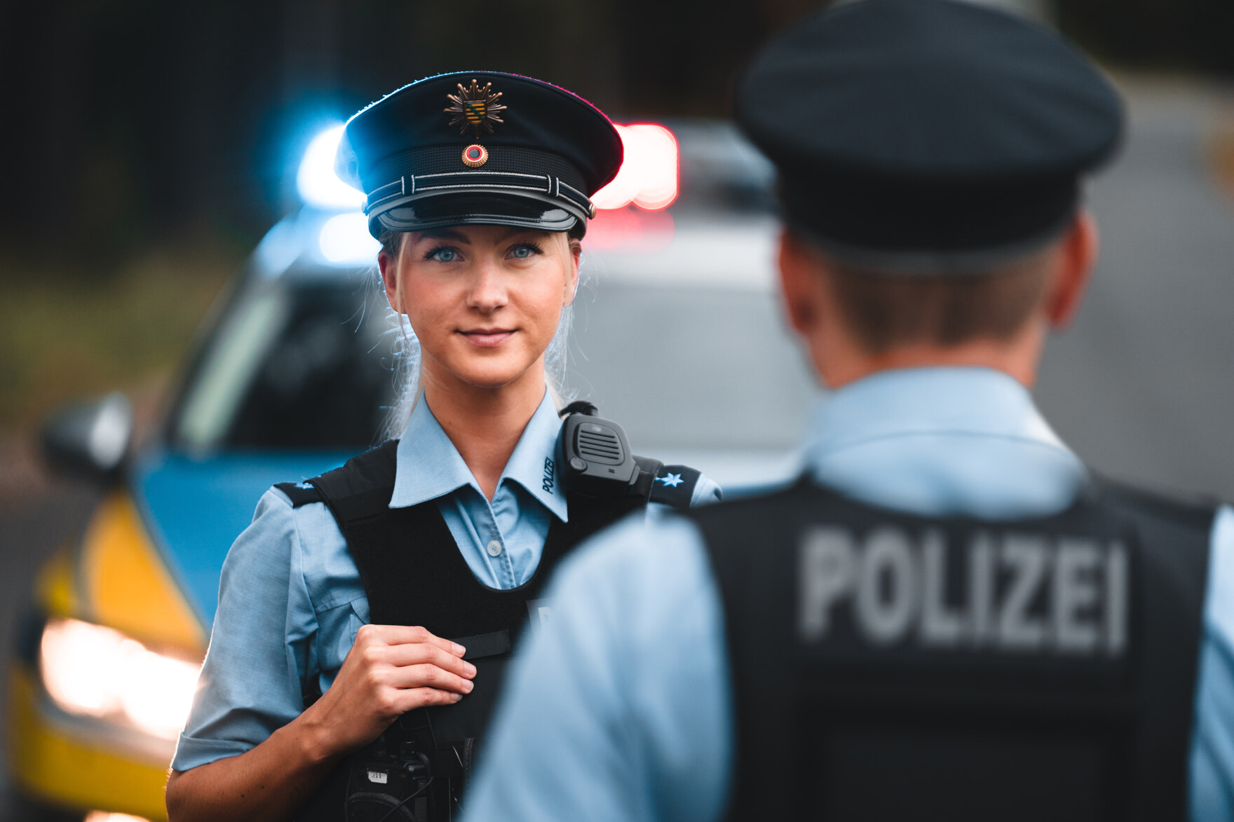 Frau in Polizeikleidung schaut in die Kamera.