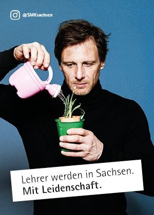 "Der Lehrer" aus der gleichnamigen Fernseh-Serie gießt eine kleine Pflanze, darunter steht der Slogon: Lehrer werden in Sachsen. Mit Leidenschaft. Hinweis auf das Instagram Profil der Kamapgnen ist im oberen Bildrand (@SMKsachsen)