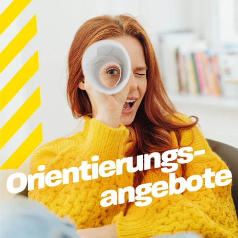 älterer Herr (vermutlich Ausbilder) beugt sich über einen jungen Mann (vermutlich Lernender) der am PC sitzt